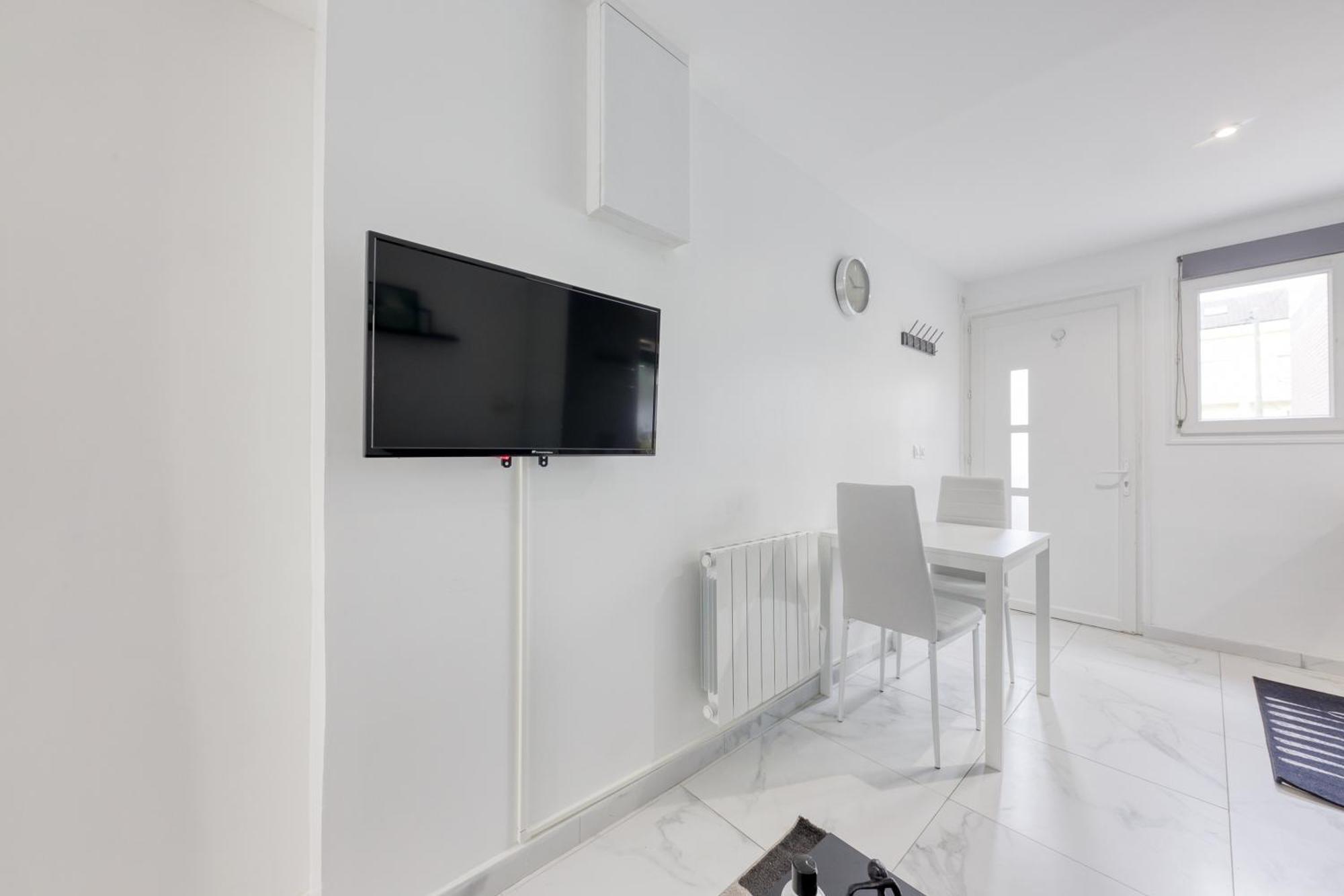Appartement - 4 Personnes - Parking Prive - Metro 7 - Rer B La Courneuve Extérieur photo
